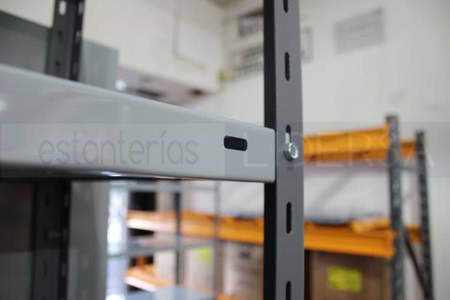 La estantería metálica provee un sistema de almacenamiento modular